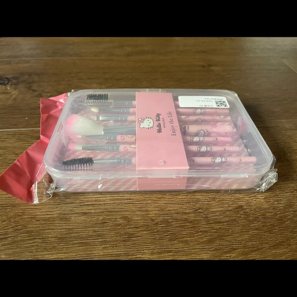 Only 1 Left! HELLO KITTY-NWT Make-Up Brush Set - Picture 3 of 9